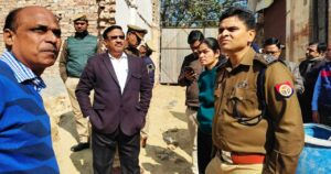 आगरा कैबिनेट मंत्री योगेन्द्र उपाध्याय ने दुर्घटना में मृत्यु हुई बालिका के परिजनों से की मुलाकात