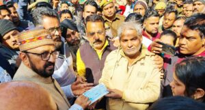 आगरा कैबिनेट मंत्री योगेन्द्र उपाध्याय ने दुर्घटना में मृत्यु हुई बालिका के परिजनों से की मुलाकात