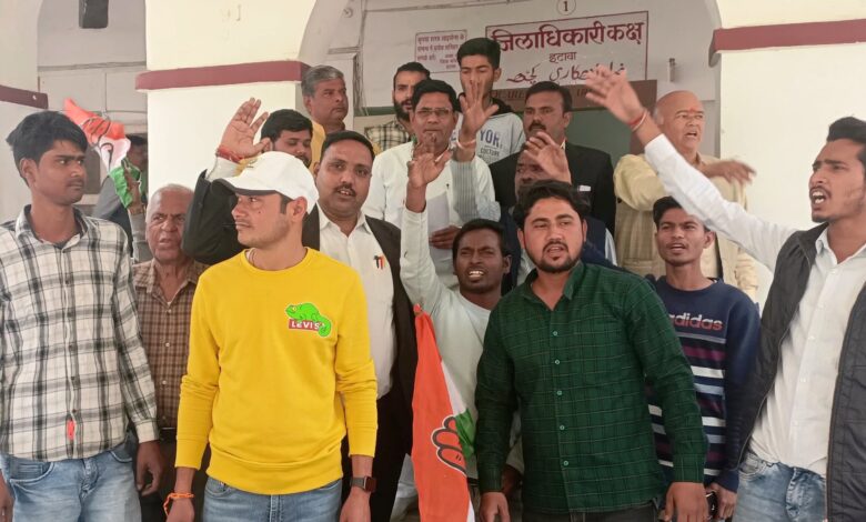 Etawah News: Kanpur mother-daughter death: Congress workers staged a sit-in demonstration in the collectorate, demanding that the guilty officers be sent to jail