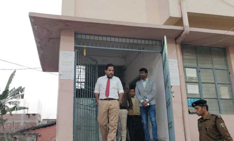 Bihar News--इंटरमीडिएट परीक्षा के पहले दिन जिलाधिकारी यशपाल मीणा के द्वारा हाजीपुर, महुआ एवं महनार अनुमंडल के विभिन्न परीक्षा केंद्रों का निरीक्षण किया गया