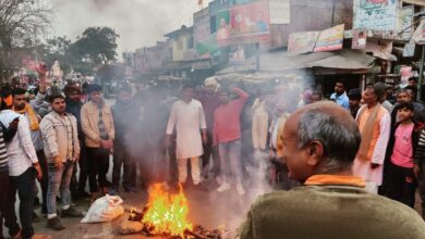 अम्बेडकर नगर न्यूज : स्वामी प्रसाद मौर्य ने रामचरितमानस पर अमर्यादित टिप्पणी करने से नाराज सनातनियों ने फूंका पुतला