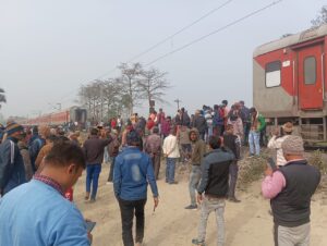 Bihar. News बेतिया में 2 हिस्सों में बंटी चलती ट्रेन 