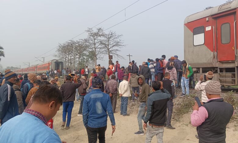 Bihar. News बेतिया में 2 हिस्सों में बंटी चलती ट्रेन