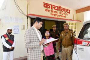 Prayaagraj News : मंडल आयुक्त ने फूलपुर तहसील स्थित बहादुरपुर ब्लॉक कार्यालय एवं पंचायत भवन का औचक निरीक्षण किया