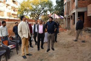 Prayaagraj News : प्रधानमंत्री आवास योजना लूकर गंज के निर्माण कार्यों का मंडलायुक्त द्वारा निरीक्षण