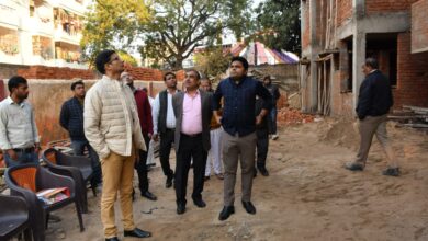 Prayaagraj News : प्रधानमंत्री आवास योजना लूकर गंज के निर्माण कार्यों का मंडलायुक्त द्वारा निरीक्षण