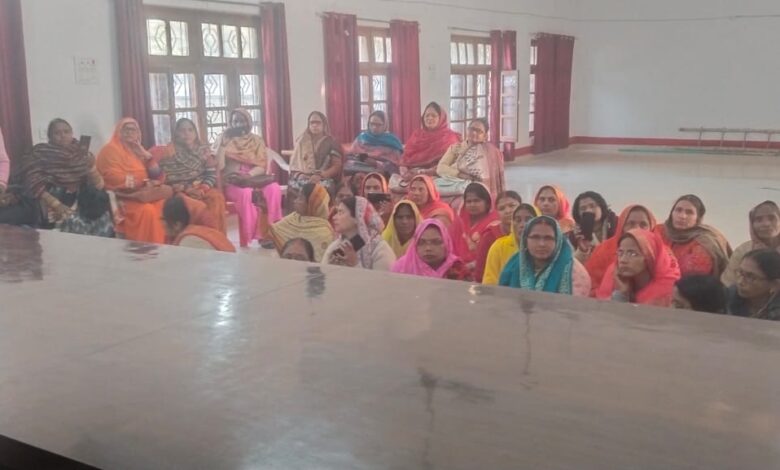 अम्बेडकर नगर न्यूज : आंगनबाड़ी कार्यकत्रियो को सेवानिवृत्त होने पर बिदाई समारोह किया गया आयोजन