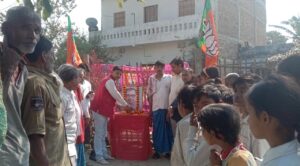 Bihar News-पं दीनदयाल उपाध्याय जी के चित्र पर पुष्पांजलि अर्पित करते हुए भाजपा प्रदेश कार्यसमिति सदस्य किसान मोर्चा हरेश कुमार सिंह