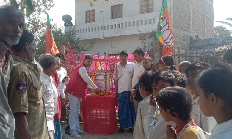 Bihar News-पं दीनदयाल उपाध्याय जी के चित्र पर पुष्पांजलि अर्पित करते हुए भाजपा प्रदेश कार्यसमिति सदस्य किसान मोर्चा हरेश कुमार सिंह