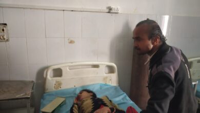 Agra News: सड़क दुर्घटना में डाक अभिकर्ता पति सहित हुई घायल
