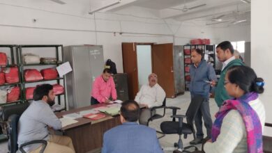 Bihar News--जिलाधिकारी ने किया गोरौल एवं पटेढ़ी बेलसर अंचल कार्यालय का निरीक्षण