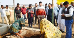 Prayaagraj News :जिलाधिकारी ने स्वामी विवेकानंद खेल उद्यान केन्द्र, ग्राम पंचायत कौड़िहार, विकास खण्ड-मेजा का किया निरीक्षण