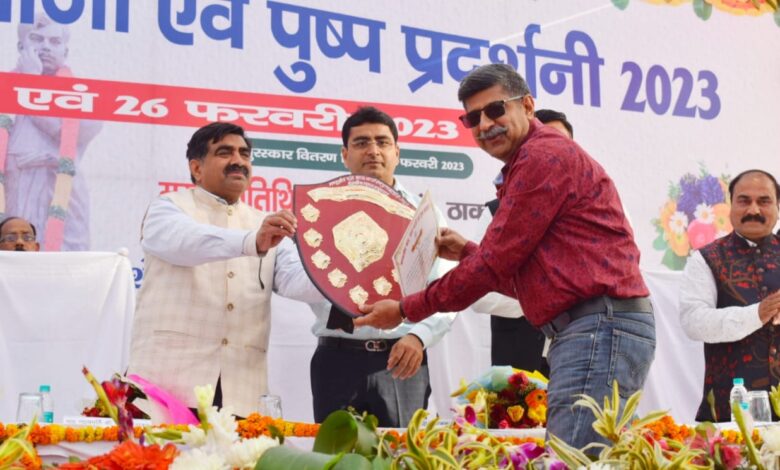 Prayagraj News :पुष्प प्रदर्शनी में इस वर्ष भी राजकीय उद्यान की मोती लाल उद्यान इकाई ने परचम लहराया