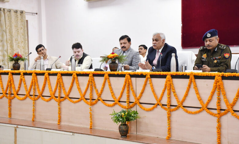 Prayagraj News :महाकुंभ 2025 को दिव्य एवं भव्य बनाने की दृष्टिगत मुख्य सचिव की अध्यक्षता में शीर्ष समित की द्वितीय बैठक संपन्न