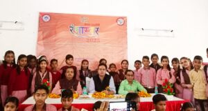 आगरा जिलाधिकारी नवीन चहल द्वारा दो दिवसीय कला प्रदर्शनी रंगाम्बर 2023 का उद्घाटन 