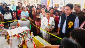 आगरा जिलाधिकारी नवीन चहल द्वारा दो दिवसीय कला प्रदर्शनी रंगाम्बर 2023 का उद्घाटन 