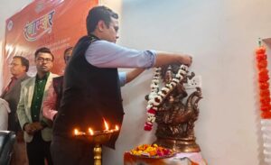 आगरा जिलाधिकारी नवीन चहल द्वारा दो दिवसीय कला प्रदर्शनी रंगाम्बर 2023 का उद्घाटन 