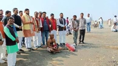 Ambedkar Nagar News: Ram Sharikh Singh merged in Panchatatva, son lit the fire.