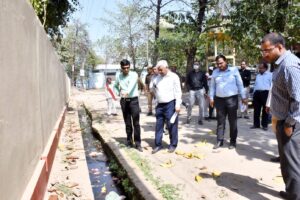 Prayaagraj News :शीर्ष समिति की द्वितीय बैठक में मंडलायुक्त ने मोतीलाल नेहरू मेडिकल कॉलेज, स्वरूप रानी नेहरू चिकित्सालय तथा मनोहर दास नेत्र चिकित्सालय का स्थलीय निरीक्षण किया