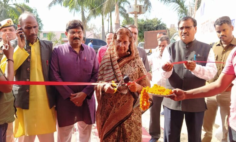 Prayagraj News :मा0 सांसद फूलपुर ने सरकार की जनकल्याणकारी योजनाओं से सम्बंधित लगायी गयी प्रदर्शनी का फीता काटकर किया शुभारम्भ