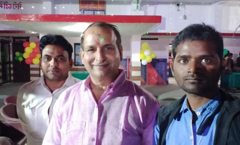 अम्बेडकर नगर न्यूज : थाना परिसर में धूमधाम के साथ मंदिर में शिव पार्वती परिवार की हुई स्थापना प्रसाद भंण्डारे में लोग शामिल