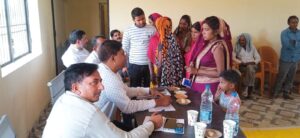 अम्बेडकर नगर न्यूज : चौपाल लगाकर ग्रामीण की समस्या सुने खण्ड़ विकास अधिकारी अनिल