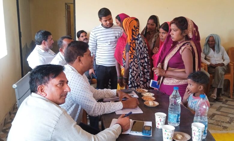 अम्बेडकर नगर न्यूज : चौपाल लगाकर ग्रामीण की समस्या सुने खण्ड़ विकास अधिकारी अनिल