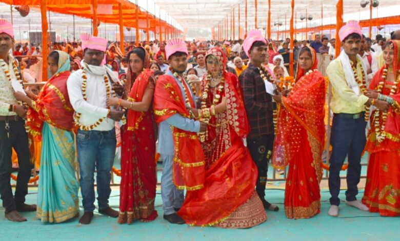 Prayaagraj News :मुख्यमंत्री सामूहिक विवाह योजना के अन्तर्गत 300 व्यस्क जोड़ों का सामूहिक विवाह कार्यक्रम हुआ सम्पन्न