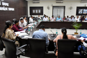 Prayaagraj News : मण्डलायुक्त ने नई सड़कों के निर्माण, चैड़ीकरण एवं सुदृढ़ीकरण के कार्यों की समीक्षा करते हुए कार्य में तेजी लाये जाने के दिए निर्देश