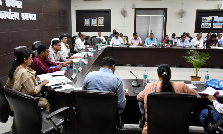 Prayaagraj News : मण्डलायुक्त ने नई सड़कों के निर्माण, चैड़ीकरण एवं सुदृढ़ीकरण के कार्यों की समीक्षा करते हुए कार्य में तेजी लाये जाने के दिए निर्देश
