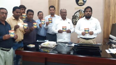 Bihar News-डीएम यशपाल मीणा ने बुधवार को अपने कार्यालय कक्ष में सड़क सुरक्षा पॉकेट बुक का लोकार्पण किया