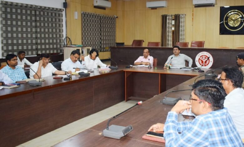 Prayagraj News : जिलाधिकारी ने विद्युत कर्मिंयों की प्रस्तावित हड़ताल के दृष्टिगत विद्युत व्यवस्था को सुचारू ढंग से बनाये रखने के सम्बंध में बैठक संपन्न