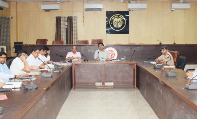 Prayaagraj News : जिलाधिकारी की अध्यक्षता में विकास प्राथमिकता वाले परियोजनाओं एवं अन्य विकास कार्यों की समीक्षा बैठक सम्पन्न