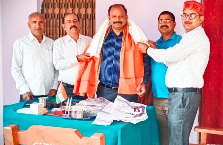 अम्बेडकर नगर न्यूज : परीक्षा केंद्र निगरानी में अव्वल कप्तान सिंह हुए सम्मानित