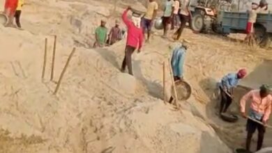 Bihar News बगहा हरहा नदी में युद्ध स्तर पर अवैध खनन जारी