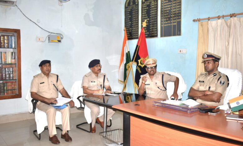 Bihar News पुलिस कार्यालय में बैठक के दरम्यान डीआईजी जयंतकांत ने आगामी पर्व को लेकर दिया निर्देश