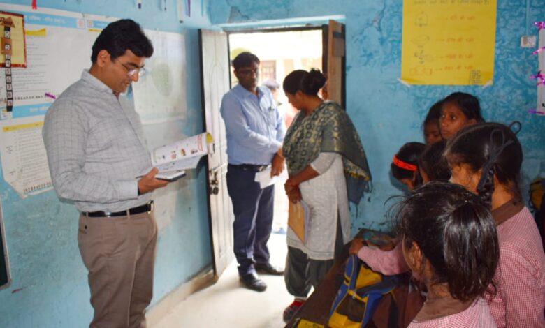 Prayaagraj News: जिलाधिकारी ने उच्च प्राथमिक विद्यालय घूरपुर, जसरा एवं कस्तूरबा गांधी आवासीय बालिका विद्यालय सहित नव निर्मित आर0टी0ओ0 कार्यालय का किया निरीक्षण