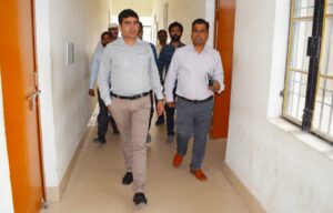 Prayaagraj News: जिलाधिकारी ने उच्च प्राथमिक विद्यालय घूरपुर, जसरा एवं कस्तूरबा गांधी आवासीय बालिका विद्यालय सहित नव निर्मित आर0टी0ओ0 कार्यालय का किया निरीक्षण