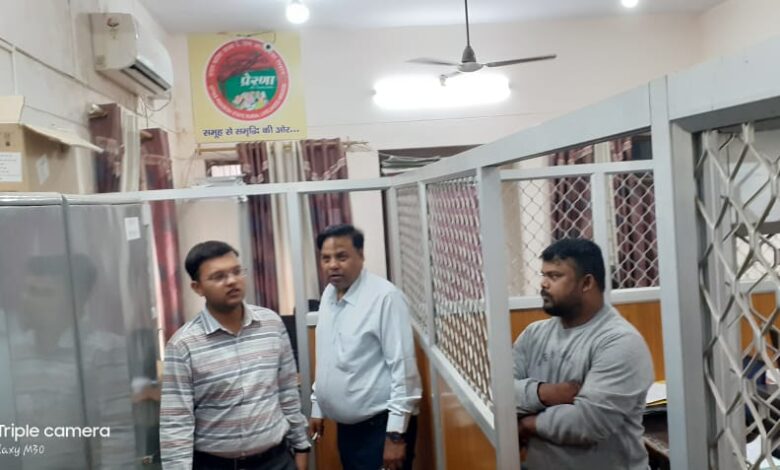 Prayaagraj News :मुख्य विकास अधिकारी द्वारा विकास भवन के परिसर एवं विभिन्न कार्यालयों का आकस्मिक निरीक्षण किया गया