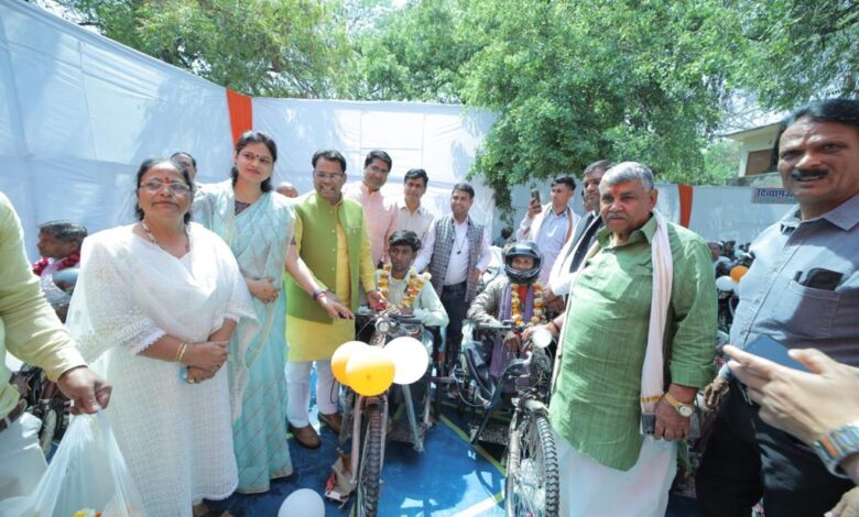 Agra News : दिव्यागंजन सशक्तीकरण विभाग उ0प्र0 सरकार द्वारा दिव्यांगजनों को 151 मोटराइज्ड ट्राईसाईकिल का किया गया वितरण