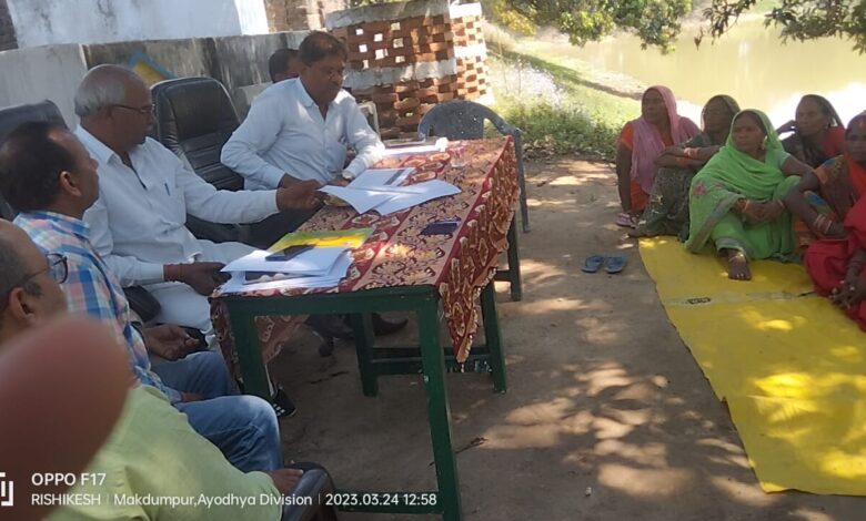 अम्बेडकर नगर न्यूज : ग्राम चौपाल में ग्रामीणों की समस्या सुने खंड विकास अधिकारी