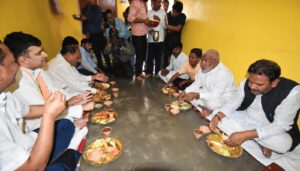 Prayaagraj News :मा0 मंत्री, जल शक्ति विभाग/प्रभारी मंत्री मलिन बस्ती फतेहपुर बिछुवा पहुंचकर सफाई कर्मी के घर किया सहभोज