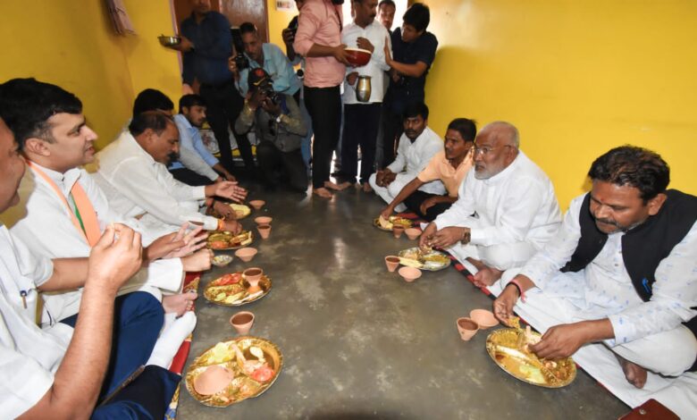 Prayaagraj News :मा0 मंत्री, जल शक्ति विभाग/प्रभारी मंत्री मलिन बस्ती फतेहपुर बिछुवा पहुंचकर सफाई कर्मी के घर किया सहभोज