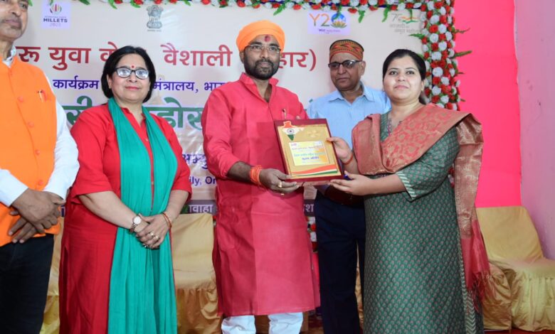 Bihar News--नेहरू युवा केंद्र ,वैशाली (युवा कार्यक्रम एवम खेल मंत्रालय ,भारत सरकार) के तत्वधान में द्वारा G-20 एवम वसुधैव कुटमकम के थीम पर जिला स्तरीय पड़ोस युवा संसद कार्यक्रम कार्यक्रम का आयोजन किया गया