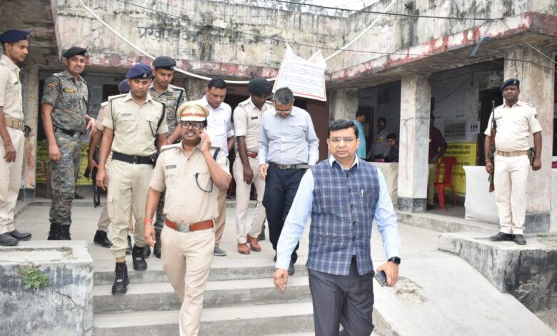 Bihar News जिला पदाधिकारी एवं पुलिस अधीक्षक द्वारा विभिन्न बूथों का लिया गया जायजा