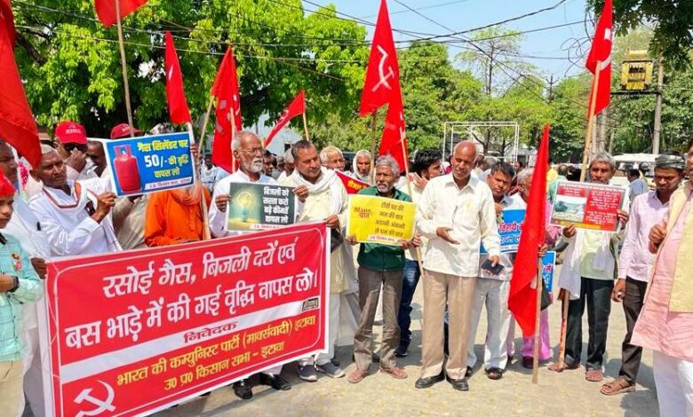Etawah News: Demonstration in Kisan Mazdoor Sangharsh rally demanding withdrawal of increase in gas, electricity and bus fares