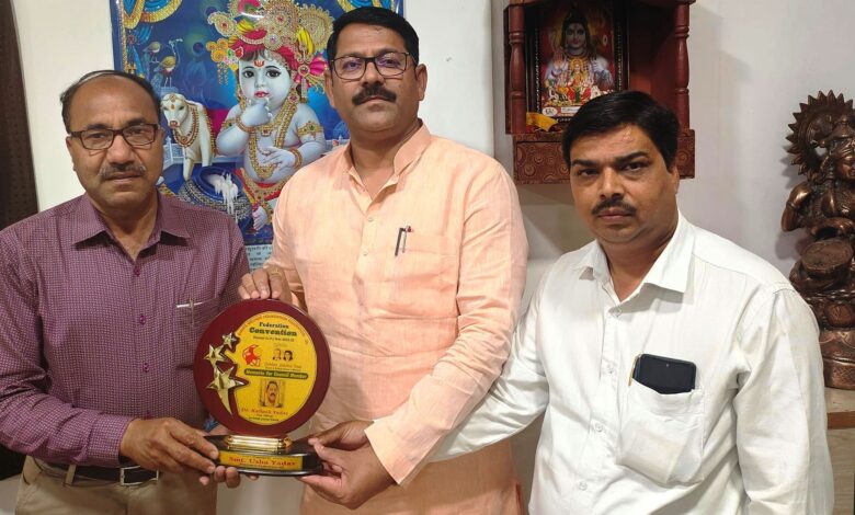 Etawah News: Jaites family honored Dr. Kailashchandra Yadav