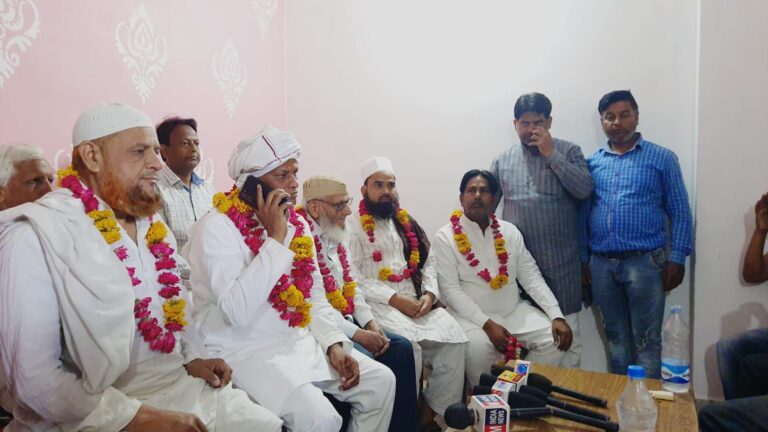 Etawah News: BSP leader Chand Warsi holds Santu's hand, joins SP with supporters