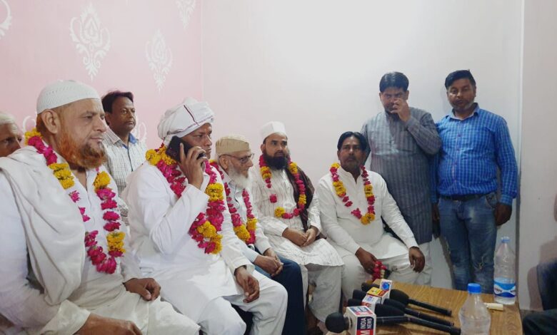 Etawah News: BSP leader Chand Warsi holds Santu's hand, joins SP with supporters
