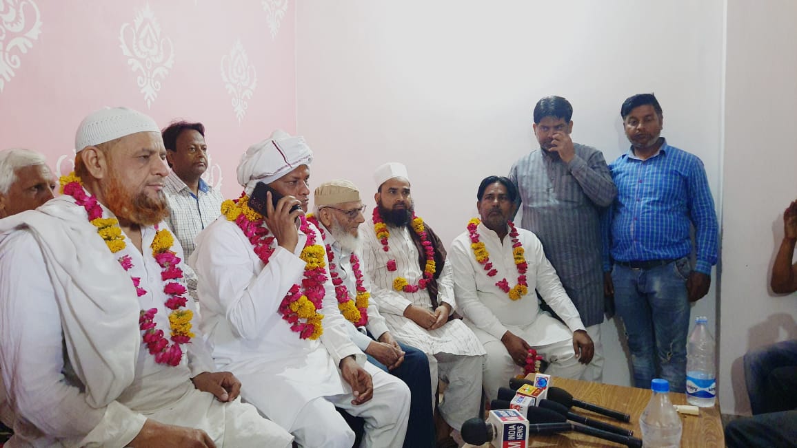 Etawah News: BSP leader Chand Warsi holds Santu's hand, joins SP with supporters
